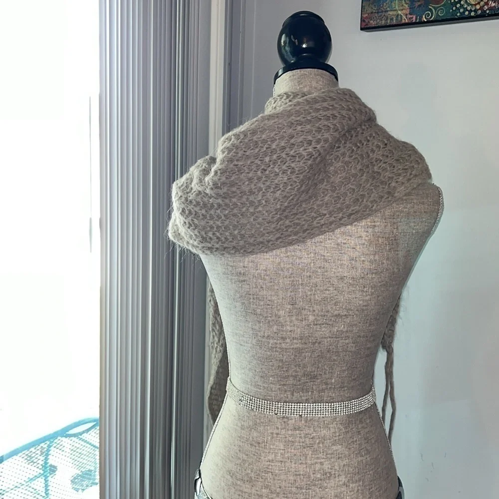 Treasure Topkapi beige scarf with fringe Mohair blend.  Excellent condition.